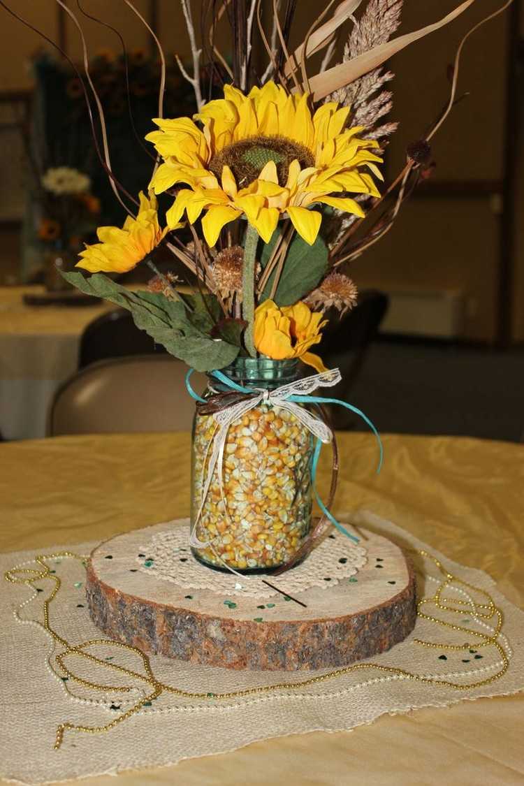 Herbstdeko für den Tisch glas-mais-gefuellt-sonnenblumen-hozscheibe