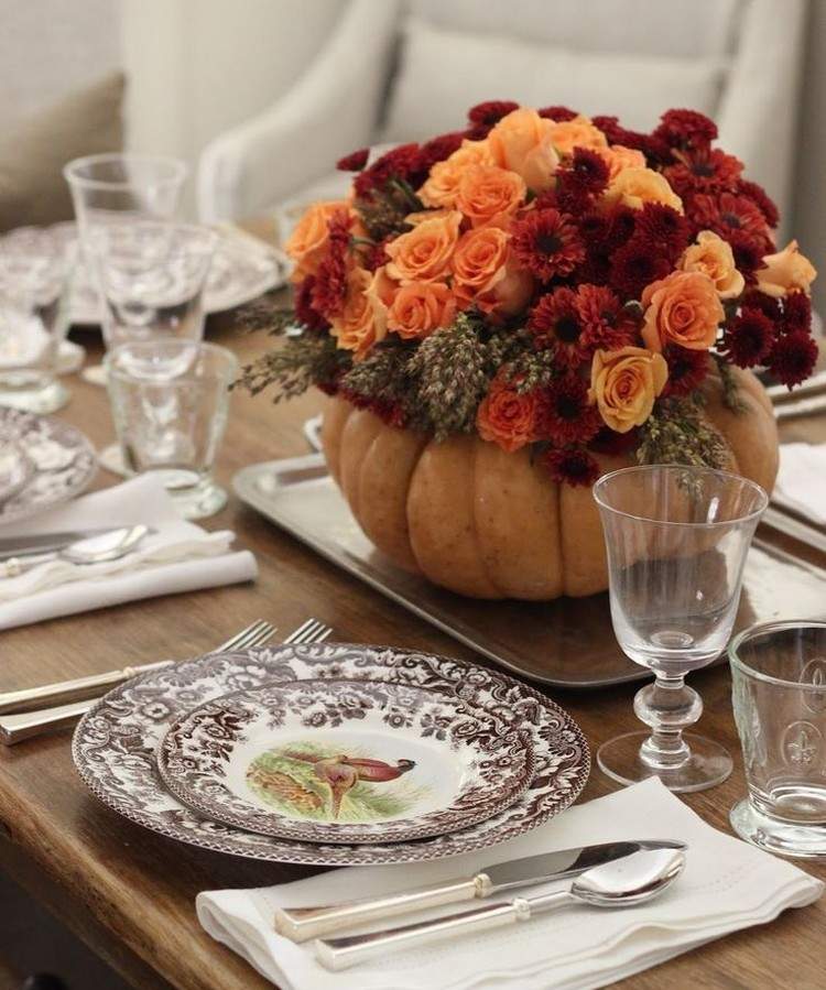 Herbstdeko für den Tisch orange-rosen-rote-chrysanthemen-kuerbis-vase