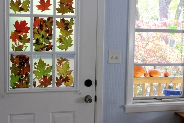 Herbstliche-Fensterbilder-basteln-natürliche-materialien-verfärbte-laubblätter