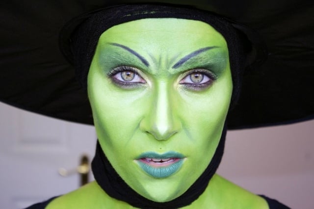 Schminke Makeup Frauen grün Gesicht bemalen