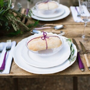 Hochzeit rustikale Tischdeko Ideen selber basteln Besteck Garn umwickeln