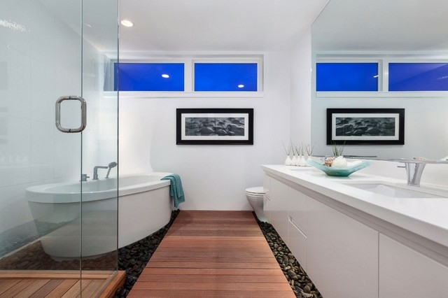 Badewanne Waschtisch weiße Wände Duschkabine