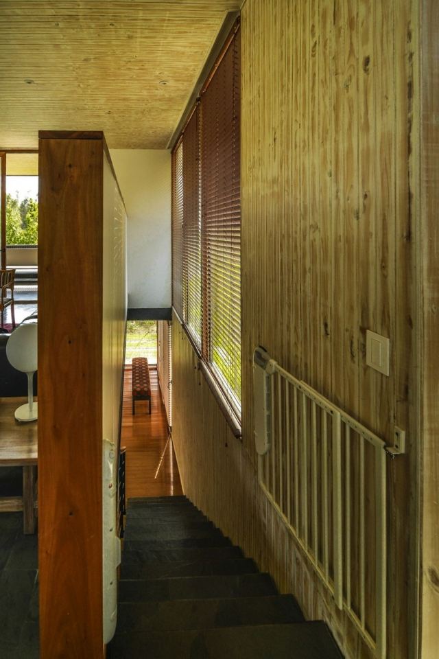 Holz-Treppenhaus-gestalten-Luxus-Villa-Innenarchitektur-Wandverkleidung-Täfelung