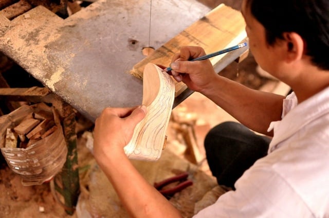 Holzschuhe Vietnam Verarbeitungstechniken traditionell