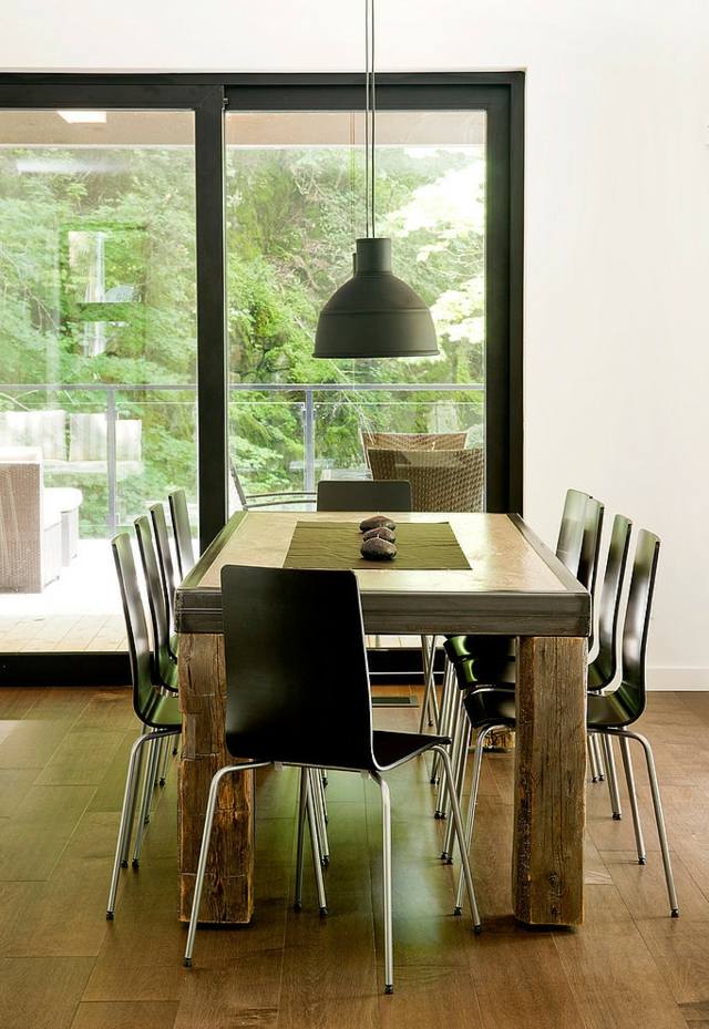Stühle Kunststoff Metallbeine Holz Dielenboden