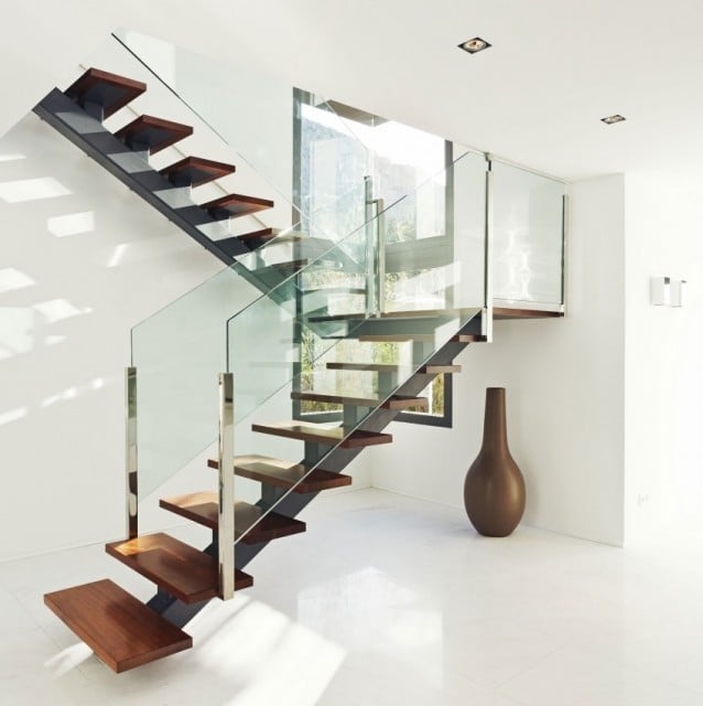 Holztreppen-Glasgeländer-minimalistisch-Leichtigkeit-vermitteln-Wohnraumideen
