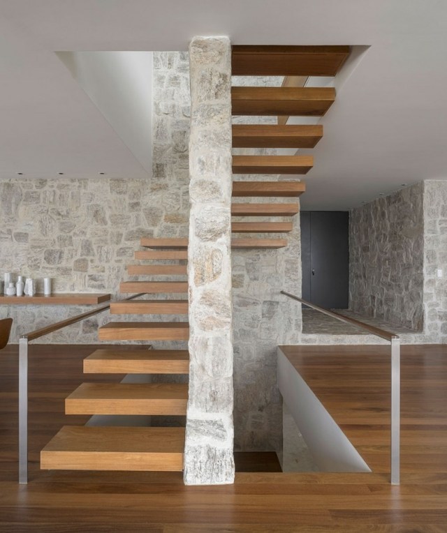 Holztreppen-gestalten-rustikale-steinmauer-schwingende-stufen