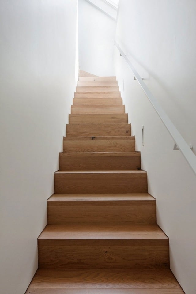 Holztreppen-weiße-Wände-minimalistisch-weiß-wohnideen-architektur
