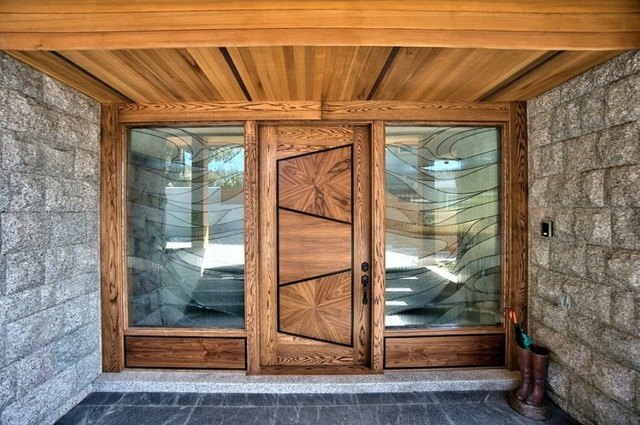 Holztür-und-Naturstein-Wände-Eingang