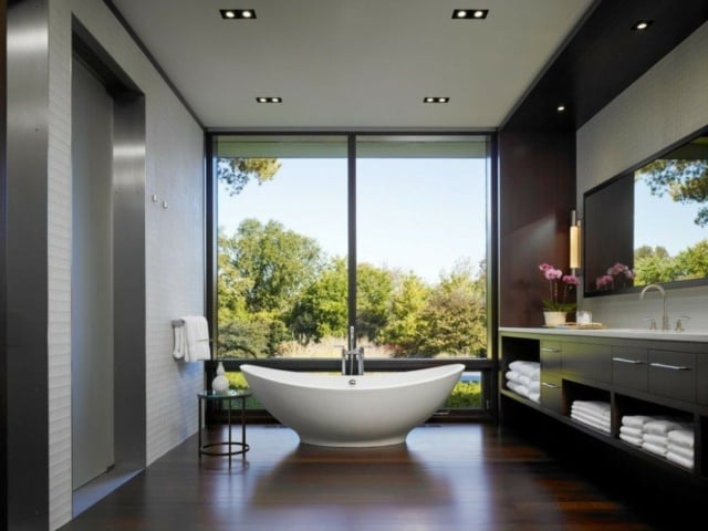 Holzboden freistehende Badewanne schöner Ausblick