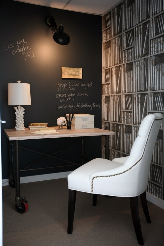 Home-Office-tafelfarbe-akzentwand-tapete-buecherregale-illusion