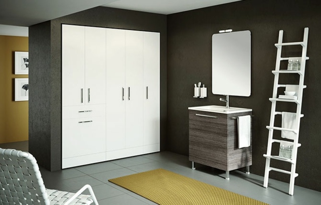 Ideen-Badezimmer-Leiter-als-Regal-grau-weiße-Bademöbel
