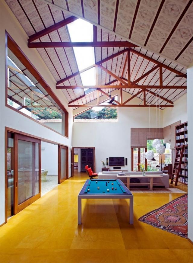 Innenarchitektur-traditionelle-elemente-lichtbänder-dachfenster-spielzimmer