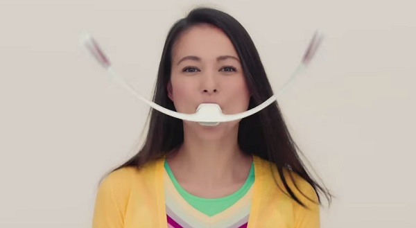 Japan-Fitness-Gerät-für-das-Gesicht-Frau