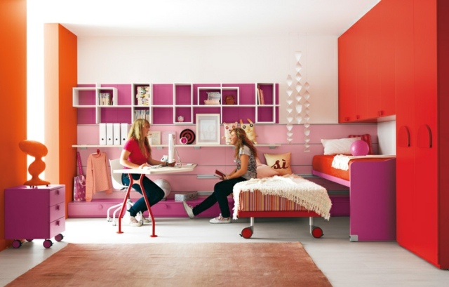 Farben Kinderzimmermöbel Schreibtisch roter Kleiderschrank