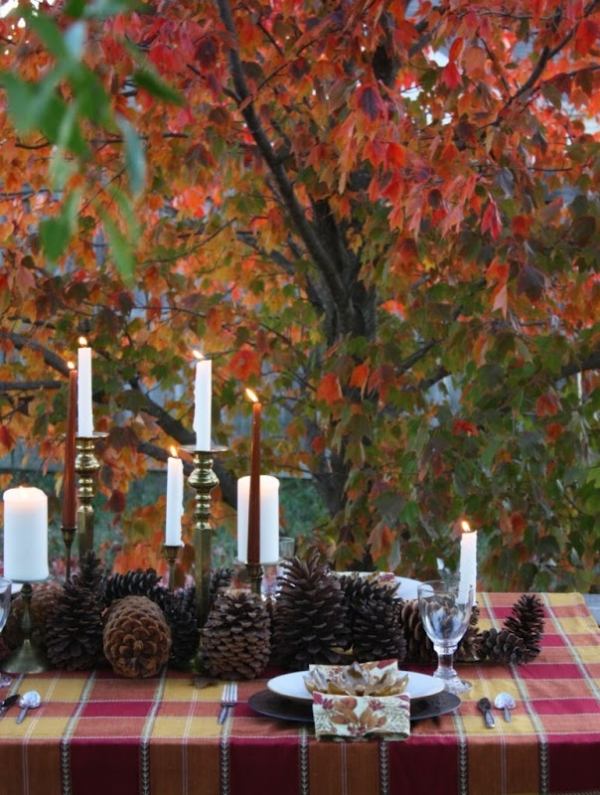 Kerzen-Ständer-Herzstück-der-Herbst-Tischdeko-Baumzapfen