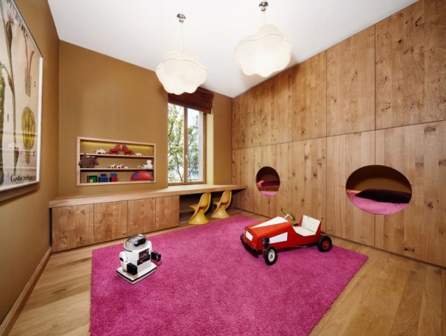 Kinderzimmer-Betten-Raumhohe-Holzverkleidung-purpur-Teppichboden