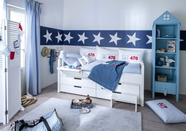 Kinderzimmer-bett-mit-bettkasten-sterne-wand-bordüre-weiß-dunkelblau