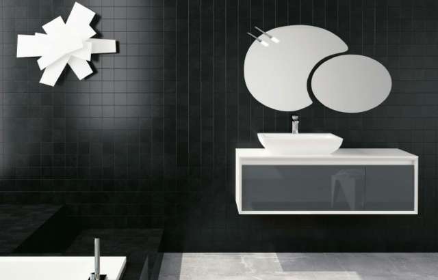 Kleinformatige-schwarze-Fliesen-weiße-Badezimmer-Möbel