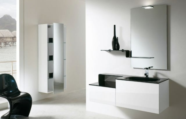Kunststoff-Stuhl-Acrylglas-in-Schwarz-Badezimmer-Design