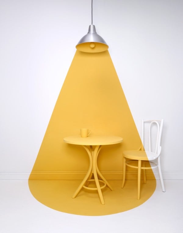 Kunststofftisch-und-Stuhl-mit-gelben-Licht