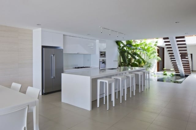 Küche-in-Weiß-mit-Brunnen-Villa-der-Moderne