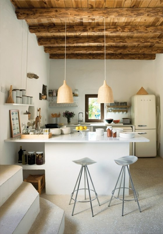 Küche-mit-Zimmerdecke-kleine-Küchenmöbel