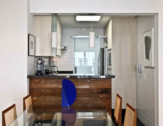 Küchendiele-mit-Essbereich-Holzoptik-Glasplatte-Servierwand