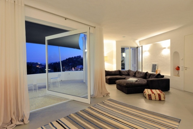 Küstenhaus-Modernes-Interieur-Wohnzimmer-Terrasse-Weiß-strahlende-wände