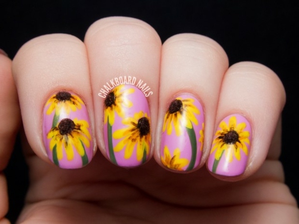 Lila-Nägel-mit-Sonnenblumen