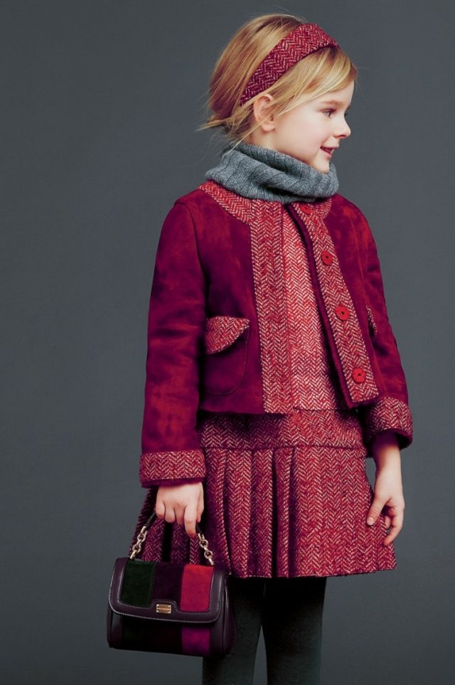 Lilafarbener-Outfit-mit-Muster-aus-Wolle-und-Lammfell-Dolce-und-Gabbana