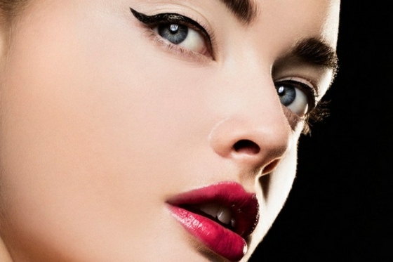 Lipgloss-in-Fuchsia-Farbe-cat-eye-Make-Up
