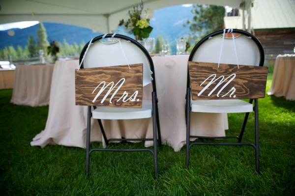 Metall-Stühle-Holzschild-mit-Mr-und-Mrs-Hochzeit