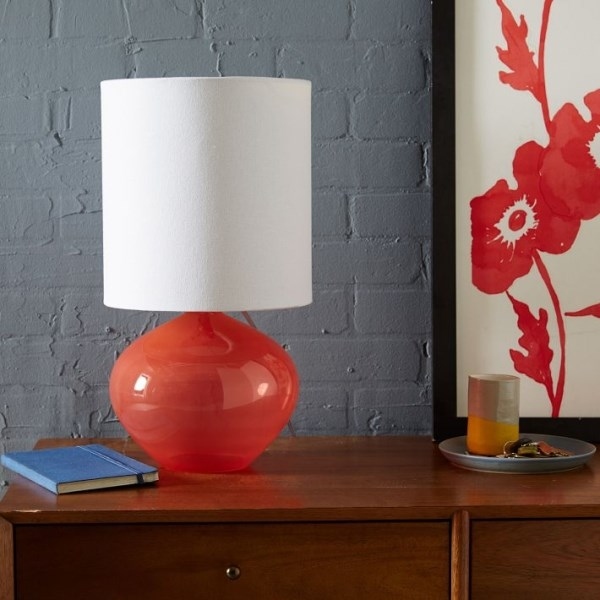 Milchglas-Tischlampe-rot-Sockel-sommerliche-dekore-für-schlafzimmer
