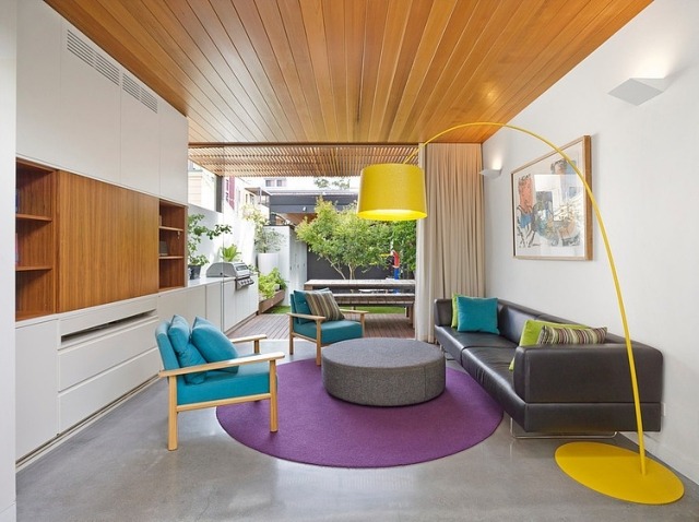 Moderne-Wohnung-Möbelklassiker-Gelbe-Standleuchte-blaue-Auflagen