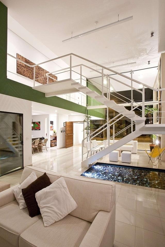 Modernes-Wohnhaus-Innendesign-Pool-Stahltreppe-weiß-Aufsteiger-Architektur