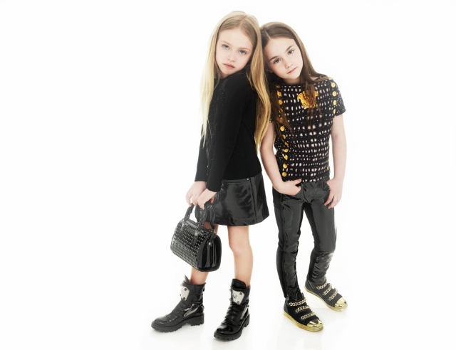 Mädchenmode-zum-Schulbeginn-Schwarz-Gold-Sneakers-Röcke-T-Shirts-versace