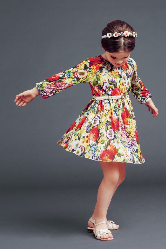 Outfit-Ideen-für-Mädchen-zum-ersten-Schultag-florale-aufdrucke-kleid-dolce-and-gabbana