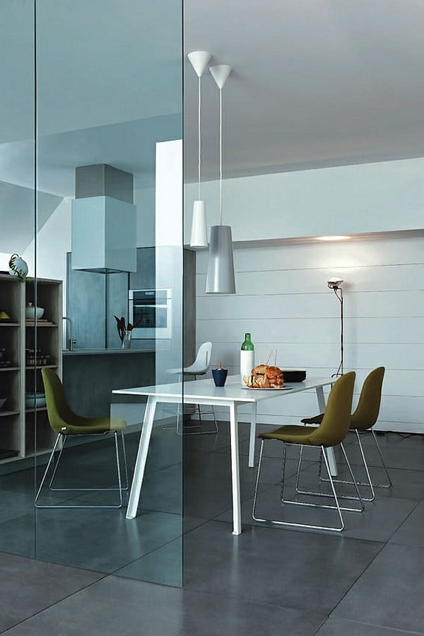 Pendelleuchte-grüne-Kunststoffstühle-Küche-in-Grau