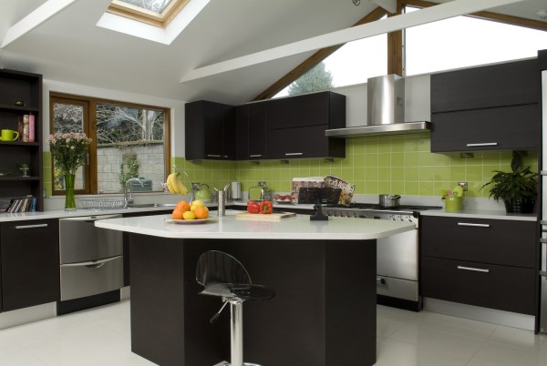 Platz-für-Küchenutensilien-praktische-Einrichtungen-Rückwand-Fliesen-grün