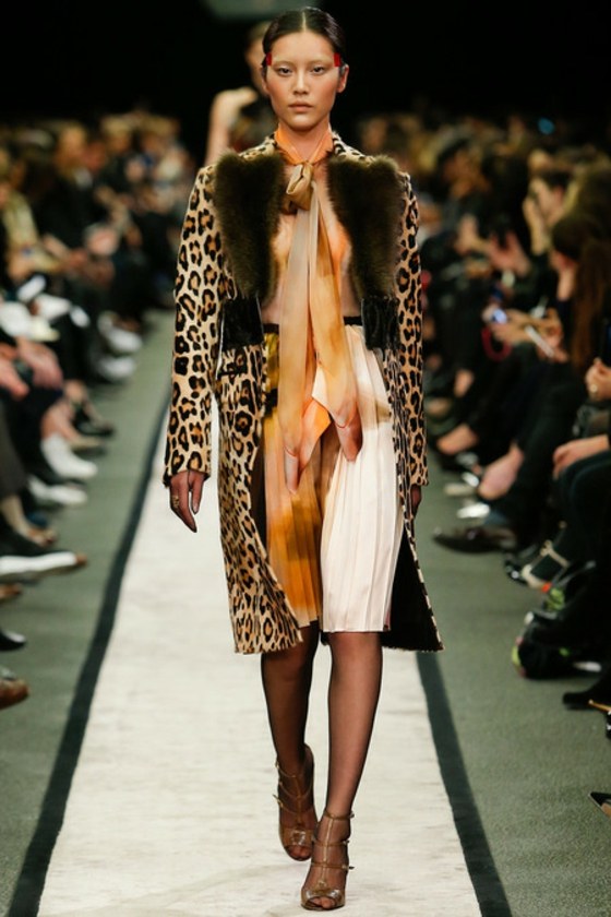 Plissee-Rock-mit-Mantel-Leoparden-Look-Givenchy