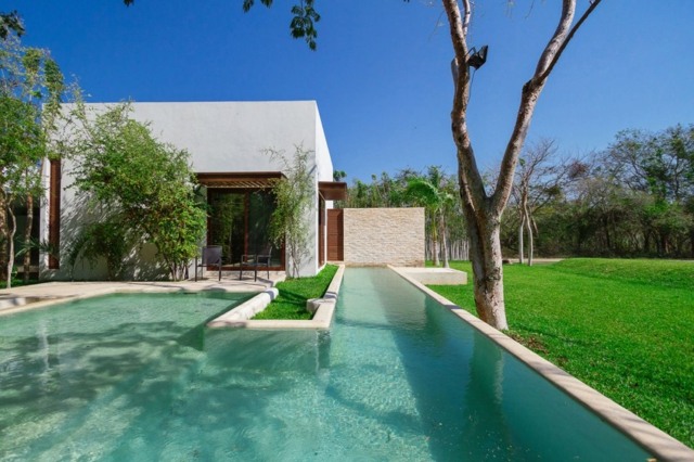 Einfamilienhaus Rasenfläche Bäume Beton Schwimmbecken
