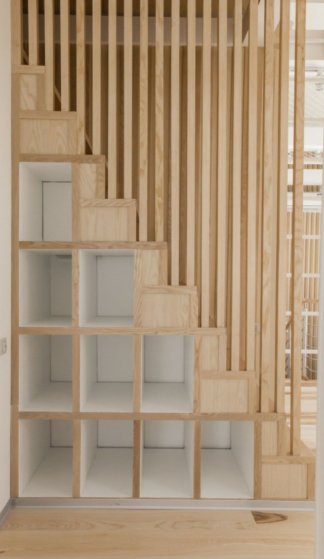Regalmodule-aus-Holz-Moskau-Design-Wohnung