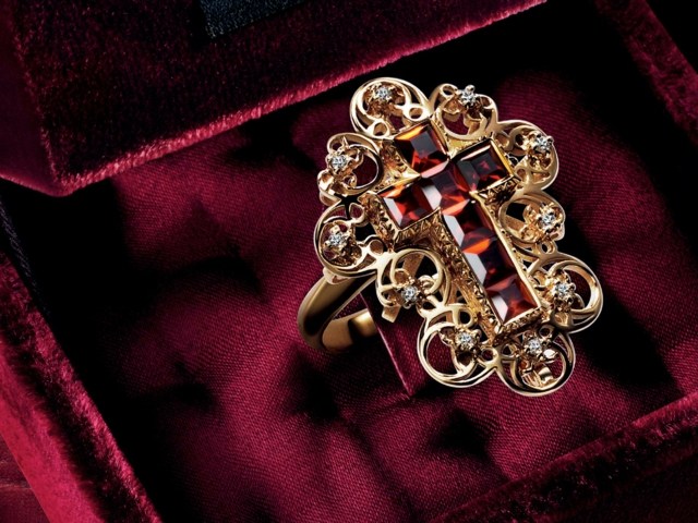 Ring-von-Dolce-und-Gabbana-Saphir-Kreuz