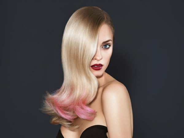 Rosa-Ecken-blondes-Haar-Haarkreide