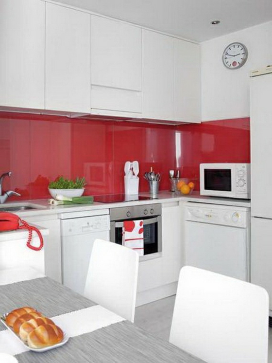 Rot-weiße-Küche-mit-Hochglanz-kleine-Küche