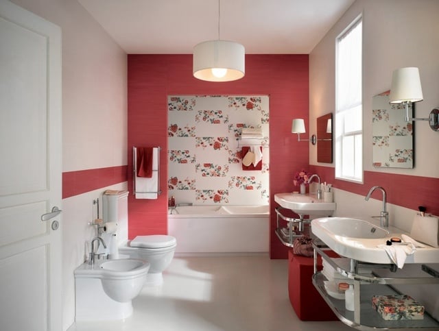 Rote-Badezimmer-Fliesen-mit-blumigen-Mustern
