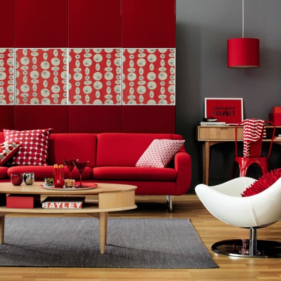 Rote-Wand-mit-Motiven-Ledrsofa-Vintage-Stil
