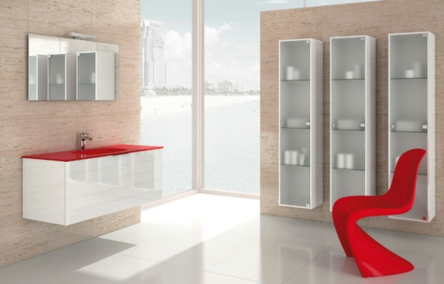 Roter-Stuhl-Kunststoff-durchsichtige-Schranktüren