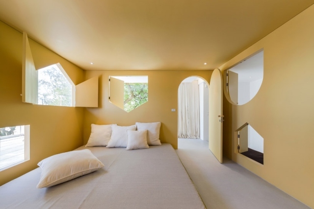 Schlafzimmer-Eltern-Senfgelb-wandanstrich-fantasievolle-Gestaltung